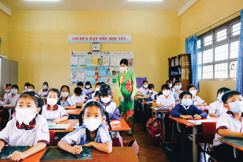 Cô và trò Trường Tiểu học Tân Hà II nỗ lực vượt khó khăn để nâng cao chất lượng dạy và học