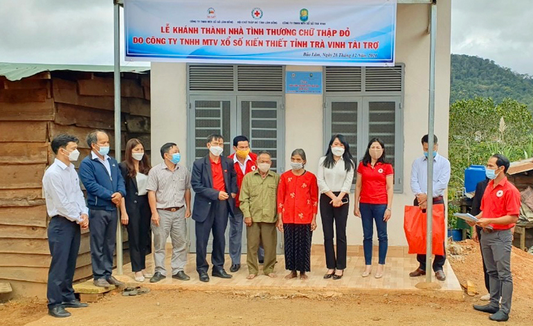 Khánh thành 2 nhà tình thương CTĐ và trao 300 suất quà Tết cho người nghèo