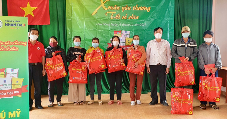 Trao quà Tết cho người nghèo và nạn nhân chất độ da cam trong tỉnh