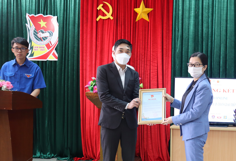 Ban tổ chức trao thư cảm ơn cho các đơn vị đồng hành cùng cuộc thi