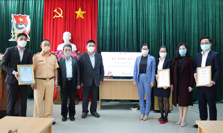 Ban tổ chức chụp ảnh lưu niệm cùng các thí sinh đạt giải và đơn vị đồng hành