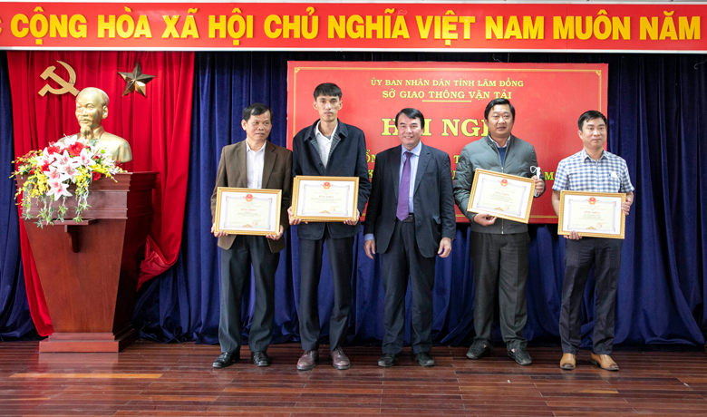 Phó Chủ tịch UBND tỉnh trao bằng khen của UBND tỉnh cho tập thể đã đạt thành tích xuất sắc trong công tác phòng chống dịch covid 19 và trao Quyết định công nhận danh hiệu “Tập thể lao động xuất sắc”