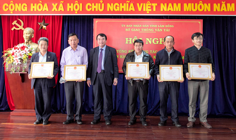 Trao tặng bằng khen cho tập thể, cá nhân hoàn thành xuất sắc nhiệm vụ năm 2021