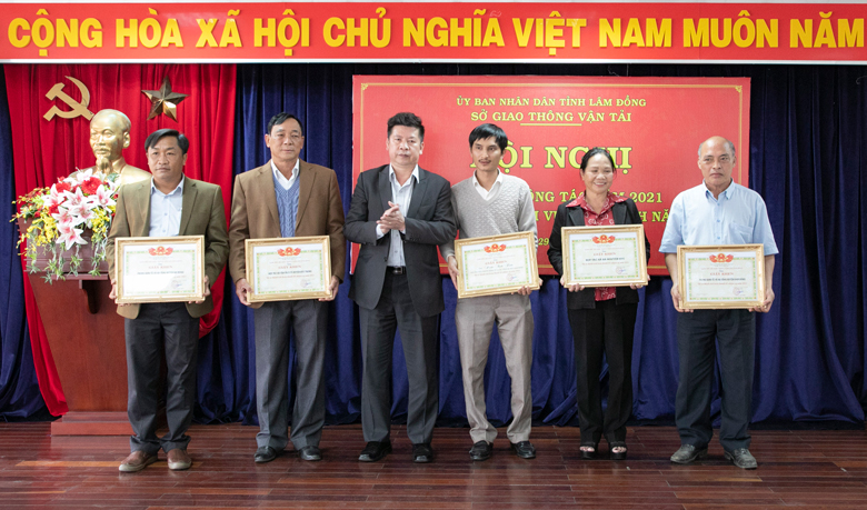 Giám đốc Sở GTVT tặng giấy khen cho các tập thể và cá nhân hoàn thành xuất sắc nhiệm vụ trong lĩnh vực giao thông vận tải