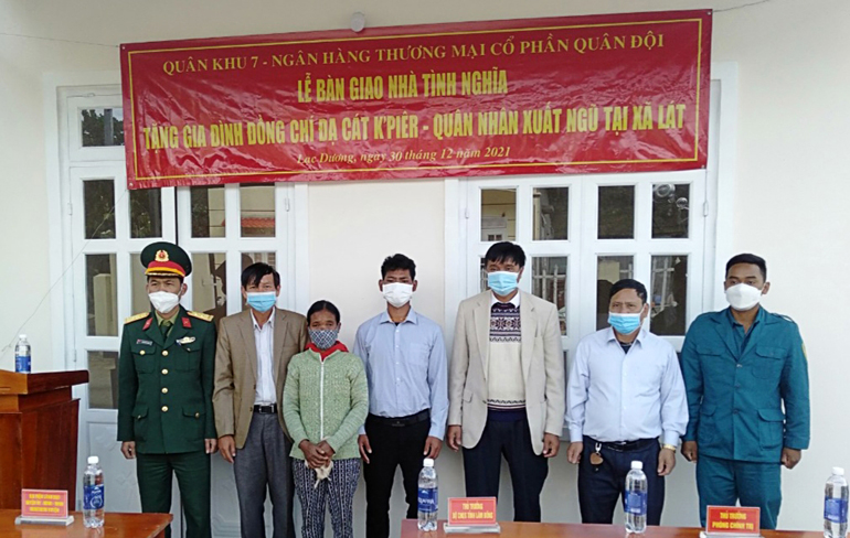 Lạc Dương: Bàn giao nhà tình nghĩa tặng gia đình quân nhân xuất ngũ