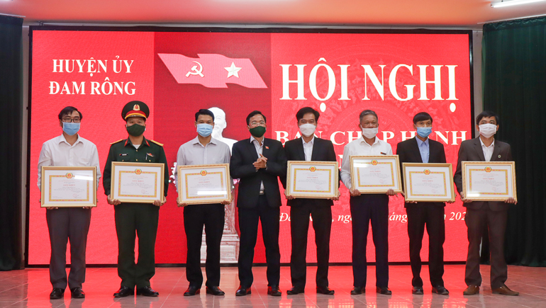 Đồng chí Nguyễn Văn Lộc - Bí thư Huyện uỷ Đam Rông tặng giấy khen các tổ chức đảng hoàn thành xuất sắc nhiệm vụ tiêu biểu năm 2021