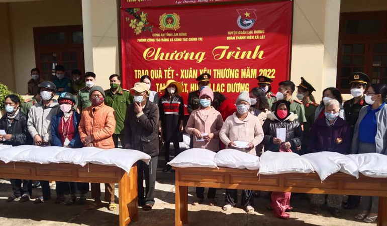 Trao 250 phần quà Xuân yêu thương cho người dân có hoàn cảnh khó khăn