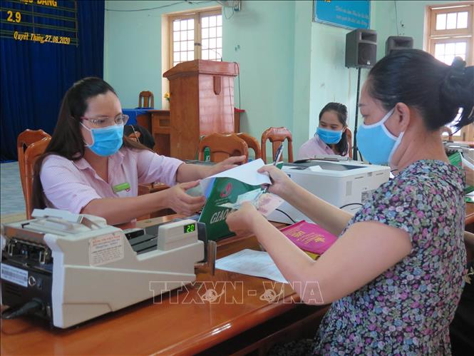 Người dân phường Quyết Thắng, thành phố Kon Tum làm thủ tục nhận tiền vay vốn tín dụng chính sách