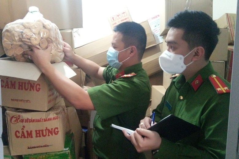 Đà Lạt: Thu giữ hơn 2,5 tấn hàng thực phẩm không rõ nguồn gốc
