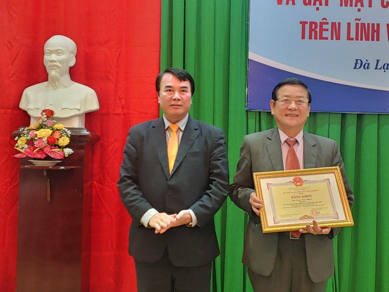 Trao bằng khen của UBND tỉnh Lâm Đồng cho ông Phan Văn Phấn – Chủ tịch Liên hiệp Hội
