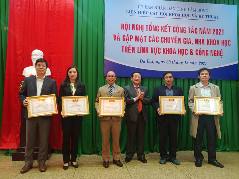 Tặng giấy khen của Liên hiệp Hội cho 6 tập thể
