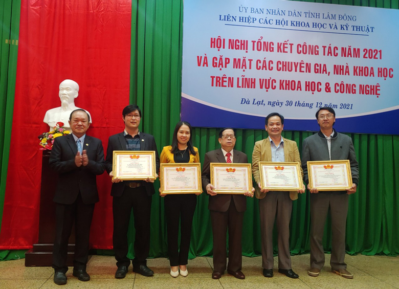 Tặng giấy khen của Liên hiệp Hội cho 6 cá nhân