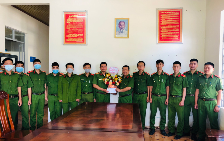Thượng tá Trần Văn Trà – Trưởng Công an huyện Đam Rông trao thưởng nóng tập thể Đội Cảnh sát điều tra vì đã có những thành tích nổi bật trong công tác