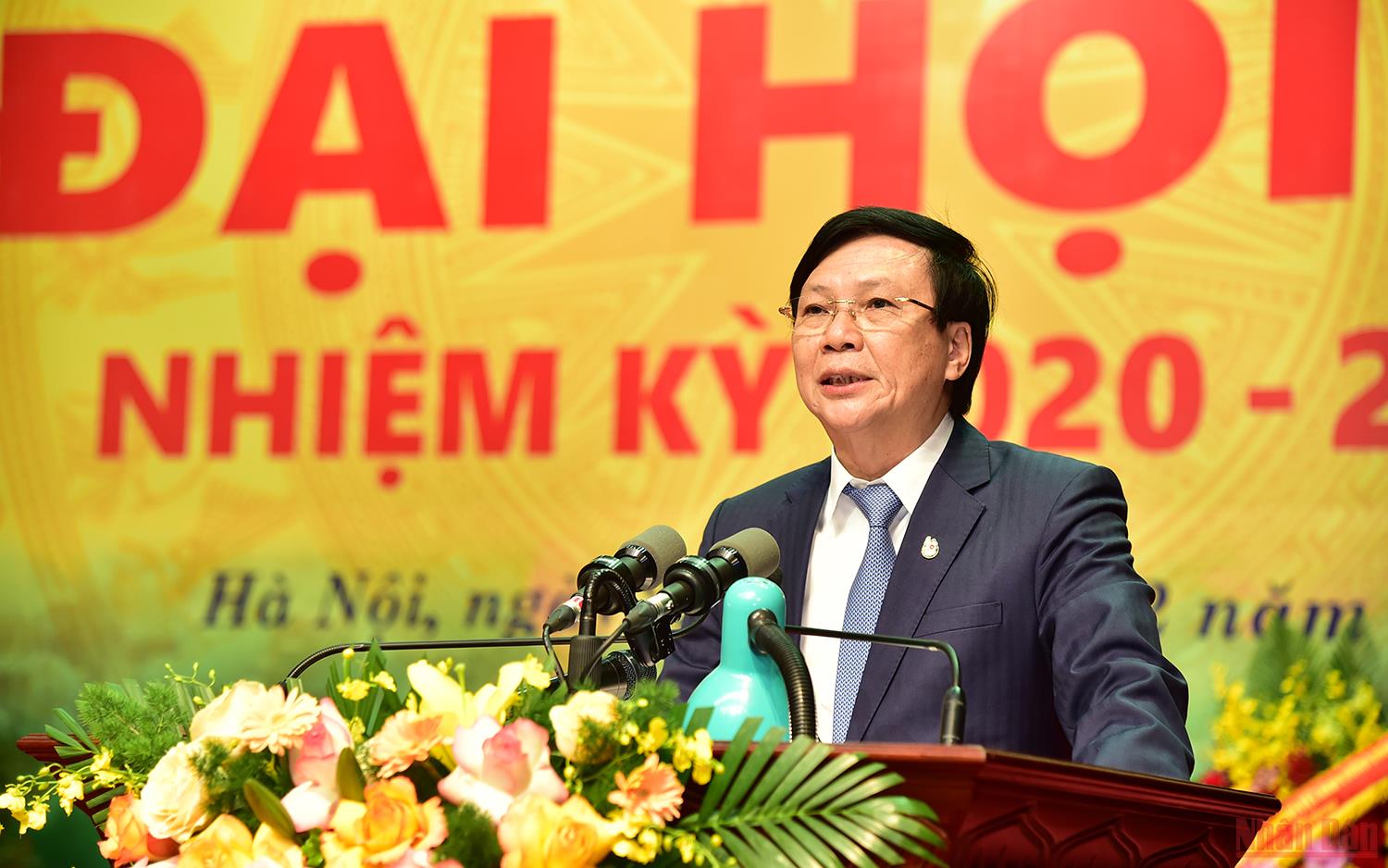 Đồng chí Hồ Quang Lợi, Phó Chủ tịch Thường trực Hội Nhà báo Việt Nam, trình bày Báo cáo Chính trị của Ban Chấp hành khoá X trình Đại hội XI. (Ảnh: THÀNH ĐẠT)