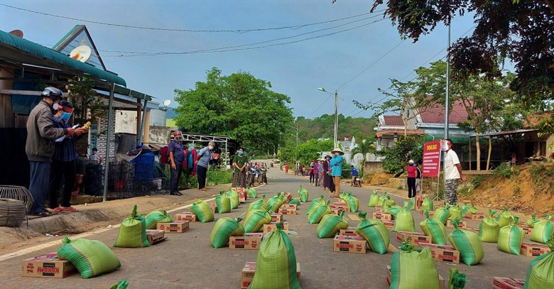Thị trấn Mađaguôi (huyện Đạ Huoai) hỗ trợ quà giúp bà con đồng bào DTTS yên tâm phòng chống dịch trong thời gian cách ly