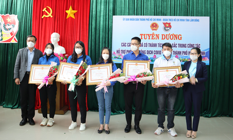 Khen thưởng các thanh niên tình nguyện hỗ trợ TP Hồ Chí Minh chống dịch Covid-19