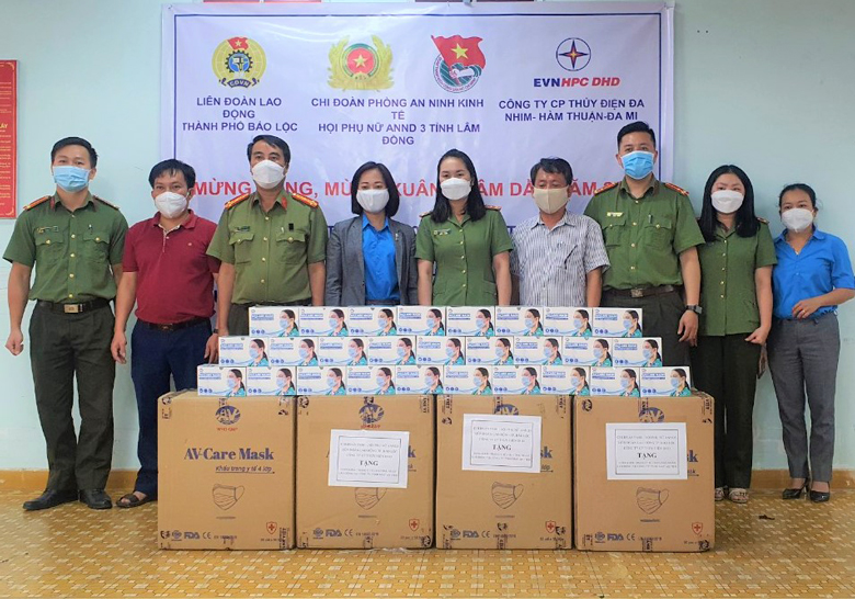 Bảo Lộc: Trao tặng quà và hỗ trợ kinh phí cho người lao động bị ảnh hưởng bởi dịch Covid-19