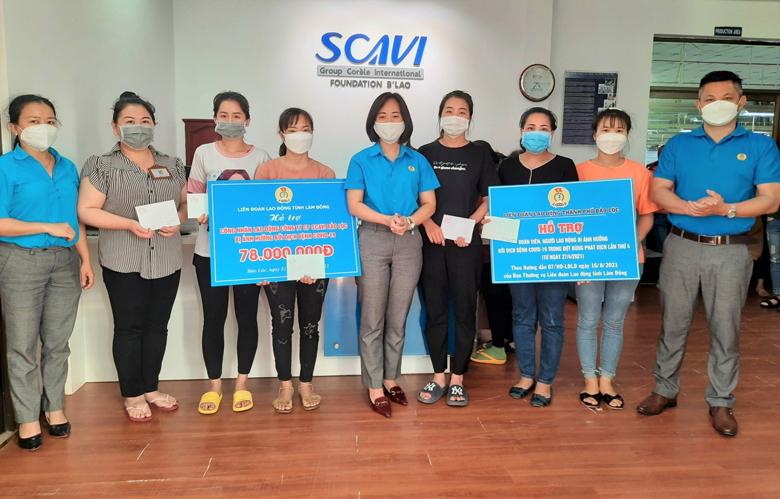 Liên đoàn Lao động TP Bảo Lộc trao hỗ trợ kinh phí cho đoàn viên công đoàn và người lao động bị ảnh hưởng bởi dịch Covid-19