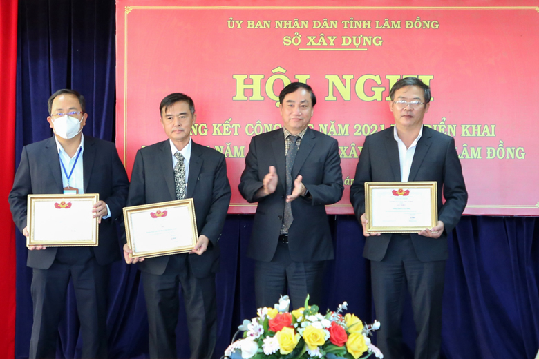 Trao giấy khen cho 3 tập thể phòng chuyên môn và các đơn vị thuộc sở hoàn thành xuất sắc nhiệm vụ năm 2021