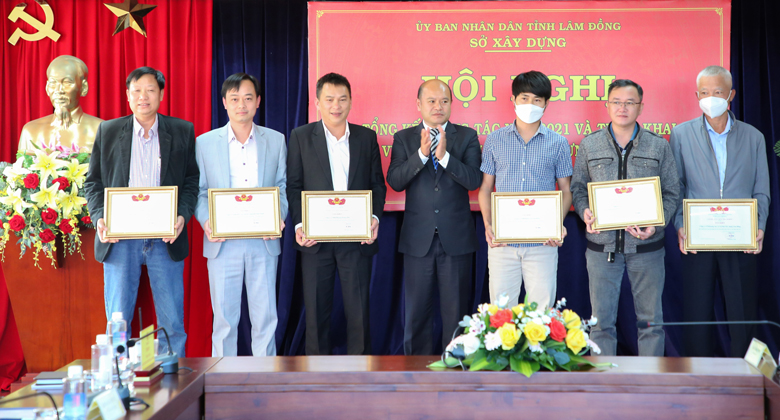 Trao giấy khen cho 6 tập thể doanh nghiệp thuộc ngành xây dựng
