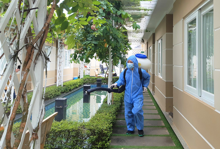 Thành viên tổ COVID cộng đồng phường B’Lao, TP Bảo Lộc nhận nhiệm vụ phun khử khuẩn
