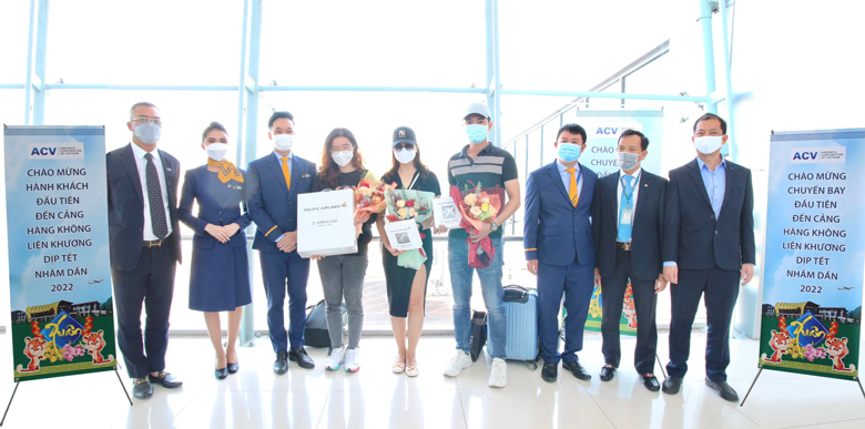 Những hành khách may mắn nhận được hoa và quà lưu niệm từ các hãng hàng không