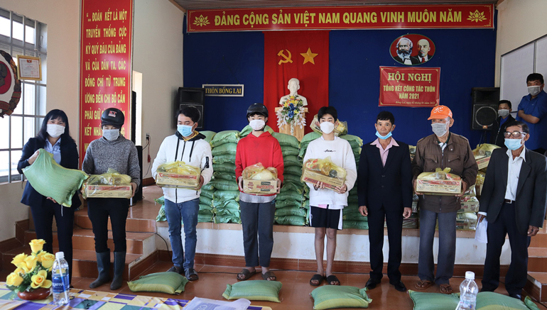 Trao quà cho hộ nghèo, hộ cận nghèo, hộ có hoàn cảnh khó khăn