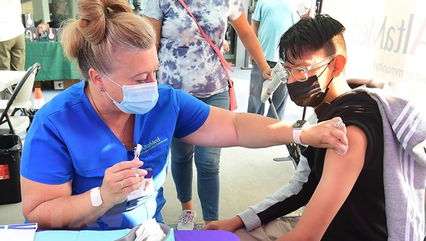 FDA Mỹ phê duyệt vaccine Pfizer tiêm mũi tăng cường cho trẻ 12-15 tuổi