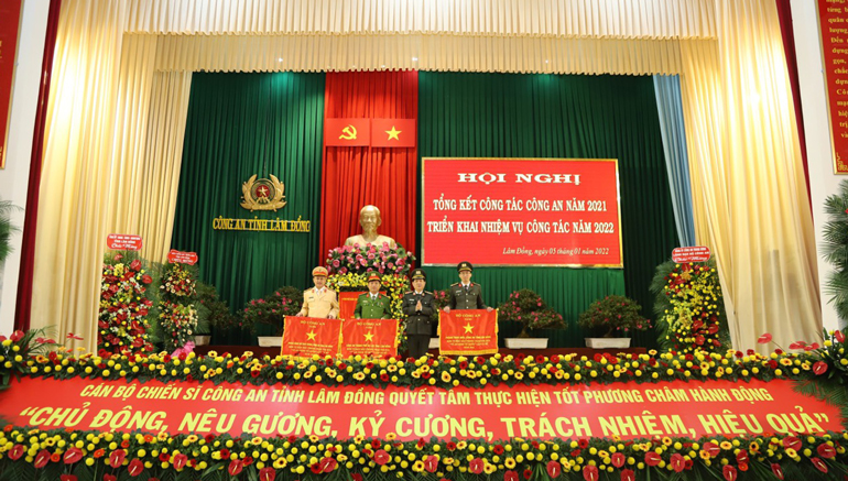Thượng tướng Nguyễn Văn Sơn –Thứ trưởng Bộ Công an trao Cờ thi đua xuất sắc năm 2021 của Bộ Công an cho các tập thể