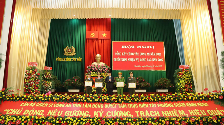 Đồng chí Trần Đình Văn – Phó Bí thư Thường trực Tỉnh ủy, Trưởng đoàn đại biểu Quốc hội đơn vị tỉnh Lâm Đồng trao bằng khen của UBND tỉnh cho các tập thể có thành tích xuất sắc trong công tác