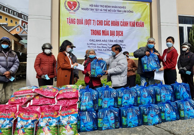 Trao quà cho các hoàn cảnh khó khăn bị ảnh hưởng dịch Covid-19
