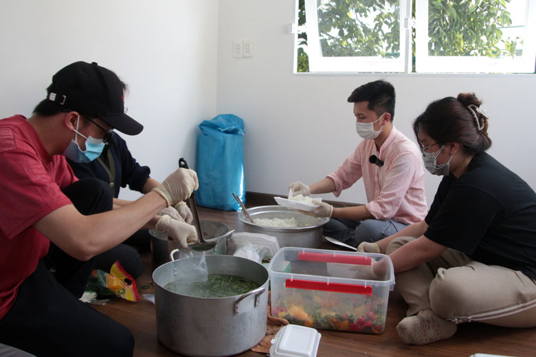 Viết nên yêu thương từ những việc làm tử tế