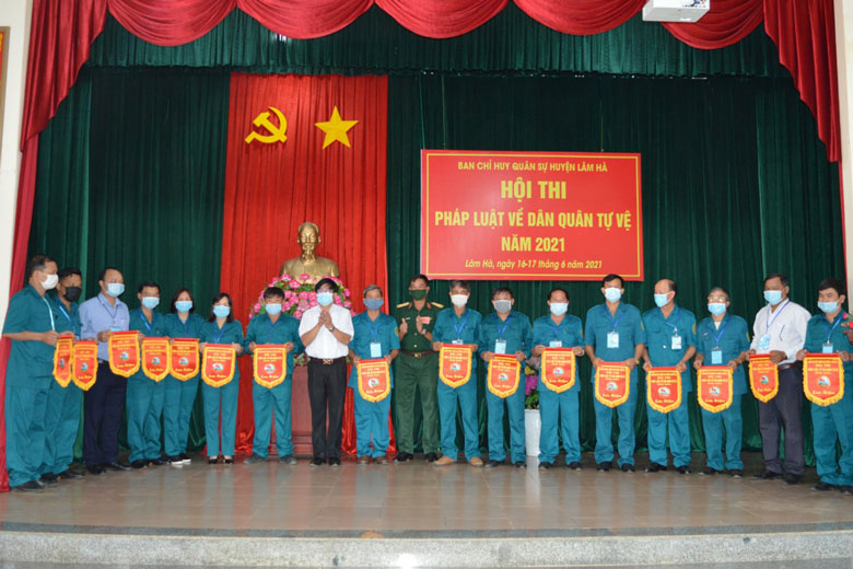 Chú trọng kiện toàn đội ngũ cán bộ quân sự cơ sở