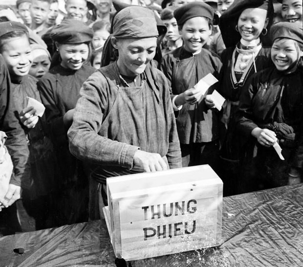 Bà Ma Thị Bưởi (người dân tộc Thổ), thôn B, xã Đoàn Kết (Thái Nguyên) sung sướng cầm lá phiếu của chính mình lựa chọn người bầu cử để thành lập khu tự trị Việt-Bắc (1956)
