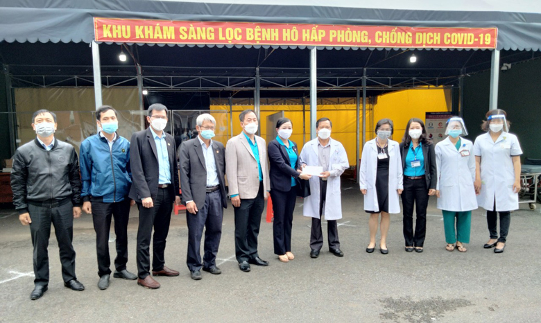 Liên đoàn Lao động tỉnh tặng quà tuyến đầu chống dịch.