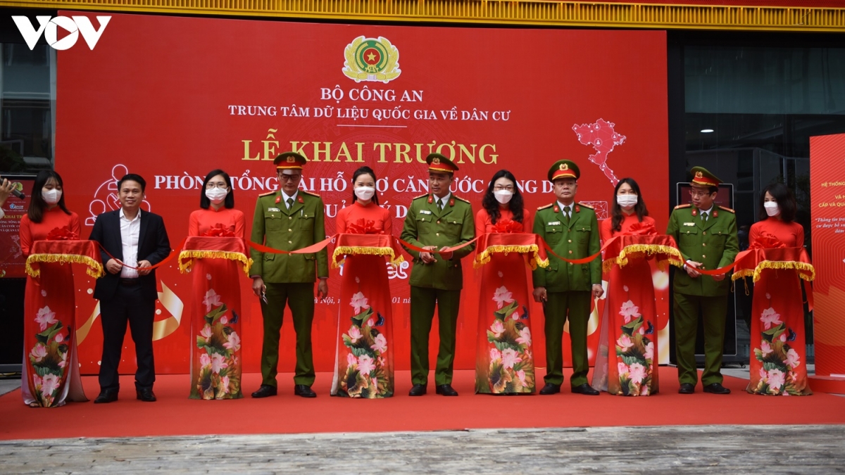 Cắt băng khai trương phòng Tổng đài hỗ trợ căn cước công dân và quản lý dân cư. (Ảnh: Trọng Phú)