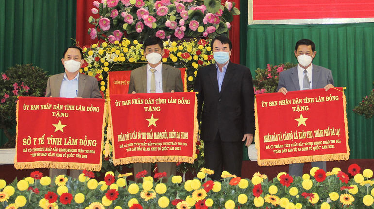 Phó Chủ tịch UBND tỉnh Phạm S trao Cờ thi đua của Ủy ban Nhân dân tỉnh cho các tập thể