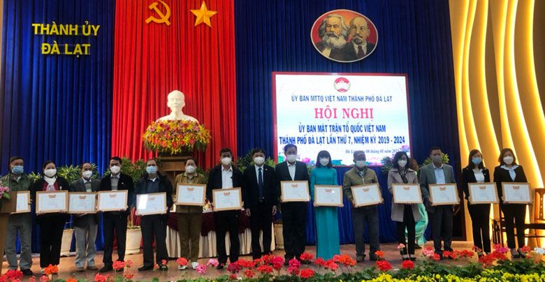 Các tập thể, cá nhân được khen thưởng vì có thành tích xuất sắc trong công tác Mặt trận năm 2021 của thành phố