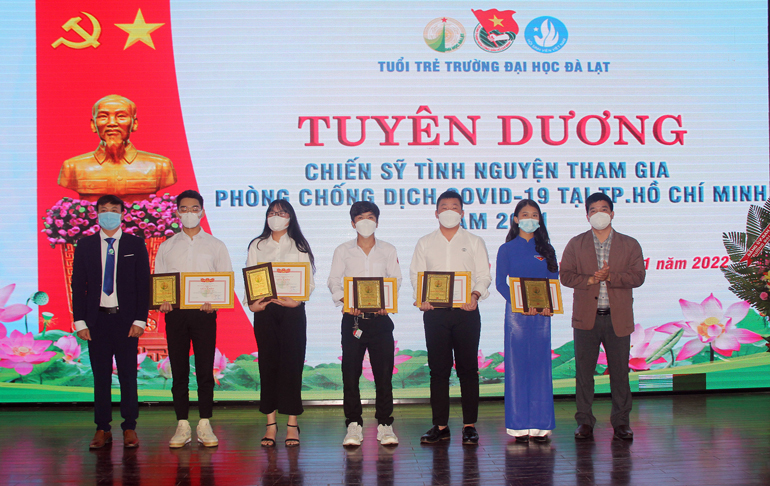 Tuyên dương SV tình nguyện tham gia phòng, chống dịch Covid-19