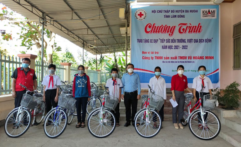 Đạ Huoai: Trao tặng 20 xe đạp cho học sinh nghèo bị ảnh hưởng bởi dịch Covid -19