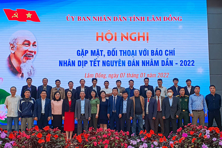 Các đại biểu tham dự gặp mặt đối thoại với Báo chí