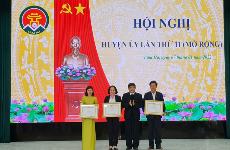 Trao giấy khen cho các đảng viên hoàn thành xuất sắc nhiệm vụ năm 2021