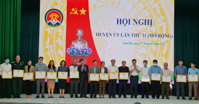 Trao giấy khen cho các tập thể có thành tích xuất sắc trong phòng chống dịch bệnh Covid – 19