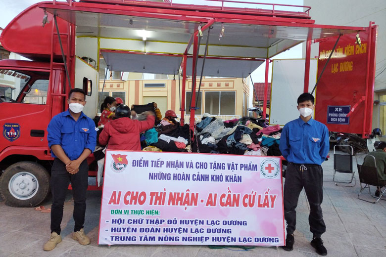 Ấm tình kẻ trao - người nhận