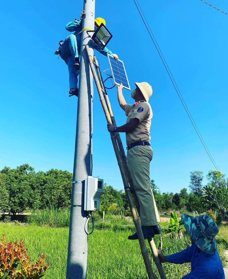 Tuổi trẻ Cát Tiên thực hiện công trình thanh niên ''Thắp sáng đường quê''