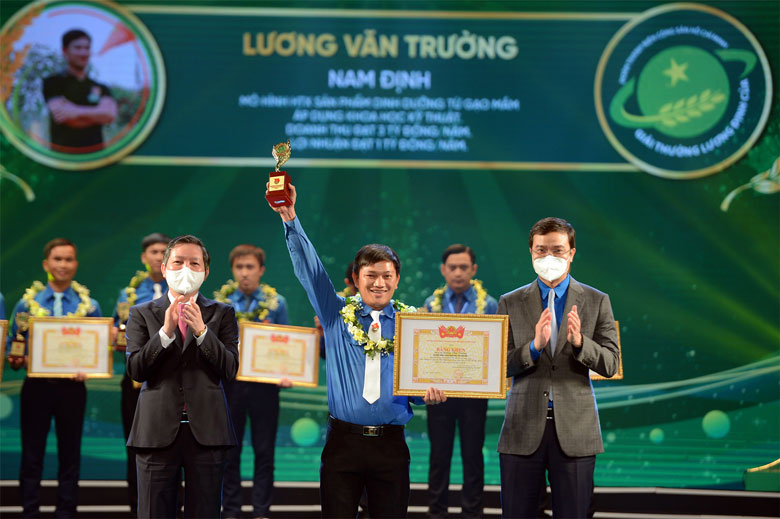 Cựu sinh viên Trường Đại học Đà Lạt nhận Giải thưởng Lương Định Của