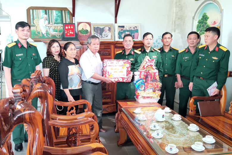Thăm, tặng quà thân nhân gia đình cụ Tô Đình Cắm