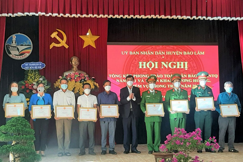 Các cá nhân đón nhận Kỷ niệm chương “Bảo vệ an ninh Tổ quốc” của Bộ Công an trao tặng