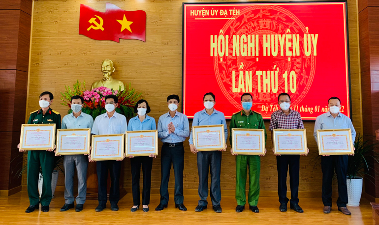 Huyện ủy Đạ Tẻh khen thưởng 10 tập thể và 13 cá nhân hoàn thành xuất sắc nhiệm vụ
