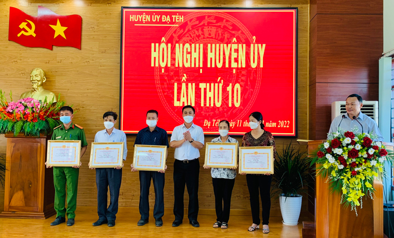 Tặng giấy khen cho 2 chi bộ trực thuộc đảng bộ cơ sở và 13 đảng viên hoàn thành xuất sắc nhiệm vụ 5 năm liền (2017 - 2021)